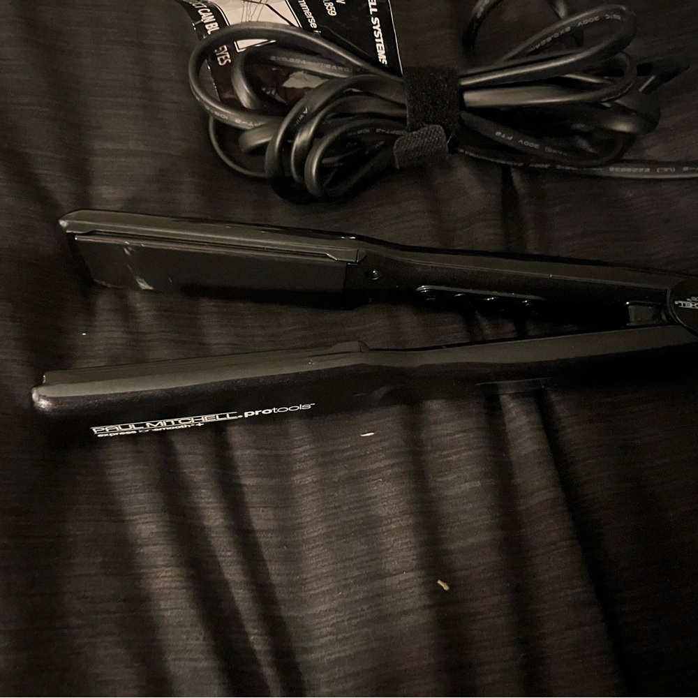 Paul Mitchell Black Pro Tools Flat Iron